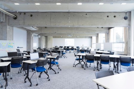 「データサイエンススクエア（921教室）」はデータサイエンス科目群の授業に対応した設備を完備